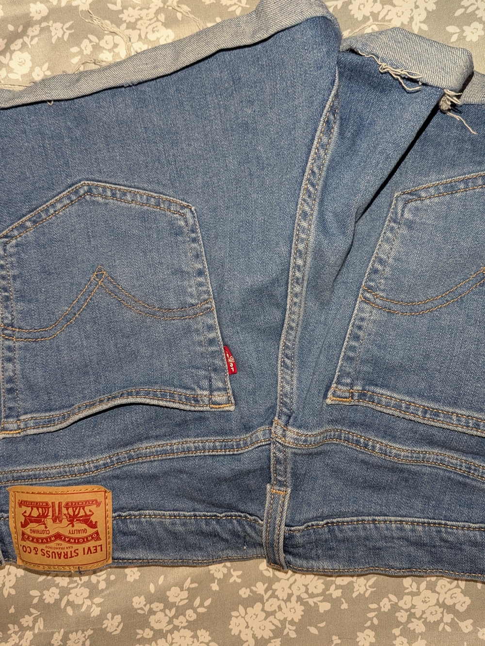 Levi's Women's Light Blue Relaxed Denim Jeans - Signature Back Pockets